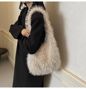Gros plan détaillé sur la texture en fausse fourrure d'un grand sac bandoulière beige
