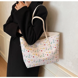 Vue détaillée du sac cabas en cuir PU blanc avec motif floral et longue bandoulière fine