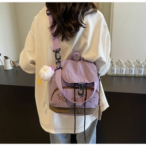 Détail du sac à dos en nylon violet avec imprimé Trick or Treat et breloque peluche