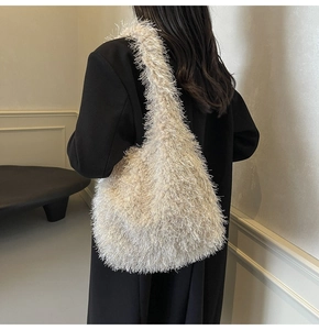 Gros plan du sac fourre-tout en fausse fourrure blanc cassé avec textures de fibres longues