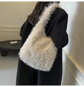 Détail de sac bandoulière en fausse fourrure blanche avec texture douce et large sangle