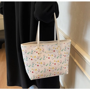Vue détaillée du sac cabas en cuir PU blanc à motif floral avec rivets métalliques et poignées