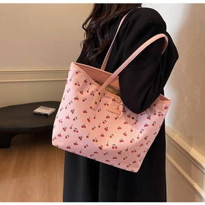 Détail du sac à bandoulière rose en PU avec imprimés cerises et fermeture éclair