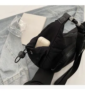 Dettaglio della tasca laterale in nylon nero con coulisse elastica e custodie auricolari