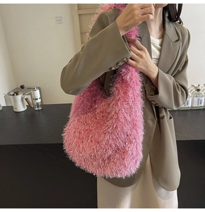 Détail du sac à bandoulière en fausse fourrure rose porté par un mannequin