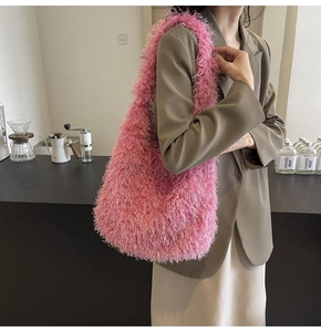 Gros plan sur un sac cabas en fausse fourrure rose montrant la texture douce et duveteuse