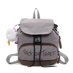 Sac à dos d'automne chic gris et marron avec broderie et pendentif pompon blanc