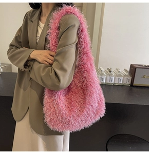 Vue détaillée du sac à bandoulière en peluche rose porté par un mannequin en tenue d'automne