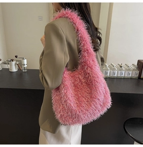 Sac fourre-tout en fausse fourrure rose porté avec un blazer beige chic en café