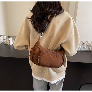 Borsa a mezzaluna in nylon marrone con tasca anteriore indossata dal modello vista retro