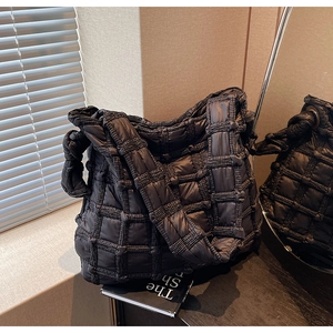 Sac fourre-tout noir matelassé avec bandoulière nouée au style automnal minimaliste