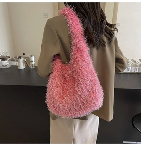 Gros plan du sac bandoulière en fausse fourrure rose avec forme de lune sur modèle