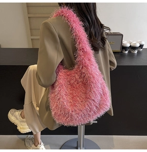 Vue détaillée du sac hobo en fausse fourrure rose moelleuse pour un style urbain
