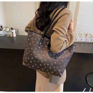 Vue détaillée du sac cabas en cuir PU avec imprimé floral et ornements de nœuds