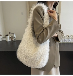 Gros plan d'un sac cabas en fausse fourrure blanche montrant la texture douce et moelleuse