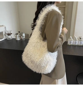 Sac à épaule tendance en fausse fourrure blanche avec de longs glands pour l'automne