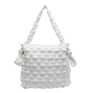Sac à bandoulière matelassé blanc minimaliste avec nœuds latéraux et texture tissée