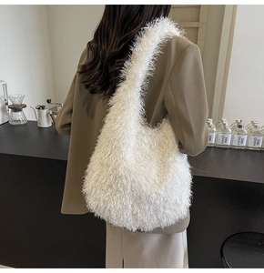 Détail d'un sac à bandoulière blanc en fausse fourrure avec une texture pelucheuse douce