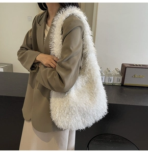 Gros plan détaillé d'un grand sac fourre-tout blanc en fausse fourrure pelucheuse