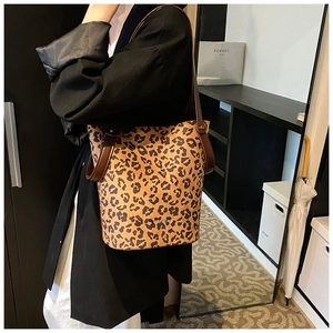 Détail du sac seau à imprimé léopard avec bandoulière en cuir marron en décor intérieur