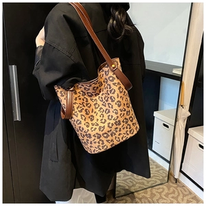 Détail du sac cabas tendance à imprimé léopard en similicuir mat avec bandoulière marron