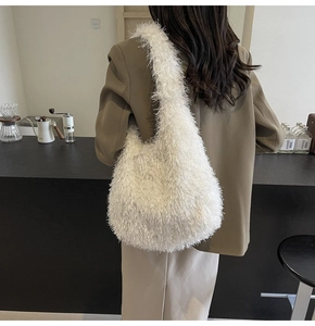 Détail de la texture d'un sac à bandoulière en fausse fourrure blanche pour l'automne