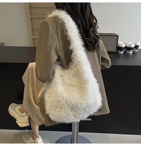 Détail du sac cabas en fausse fourrure blanche avec texture pelucheuse et bandoulière chic