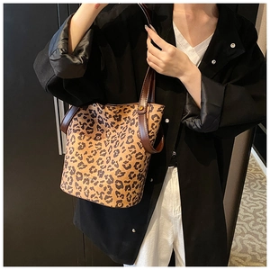 Gros plan du sac seau léopard avec poignée en cuir et texte JUST FOR YOU décoratif