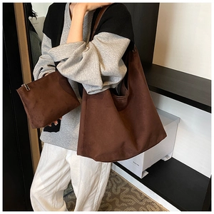 Détail d'un ensemble cabas en daim marron foncé avec pochette zippée assortie