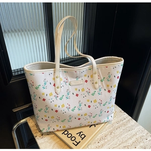 Sac fourre-tout tendance en cuir PU à fleurs avec doubles poignées et rivets pour femmes