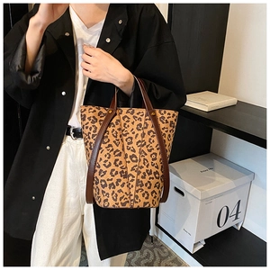Détail d'un sac à bandoulière imprimé léopard en tissu PU mat avec bandoulière marron