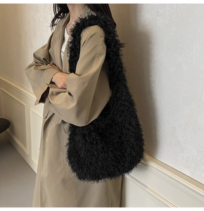 Vue détaillée de la texture de fourrure synthétique noire d'un sac à bandoulière d'automne
