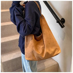 Gros plan détaillé d'un grand sac cabas en daim marron avec une finition texturée de qualité