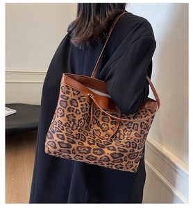 Gros plan d'un sac cabas imprimé léopard pour femme avec finitions en cuir marron