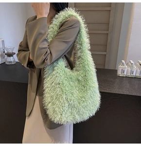 Vue détaillée du sac hobo en fausse fourrure vert clair montrant sa texture pelucheuse
