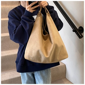 Détail du grand sac cabas en similicuir suédé marron clair montrant la texture mate douce