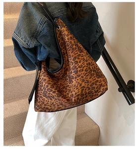 Détail du sac à bandoulière hobo tendance à imprimé léopard avec bordures en cuir noir