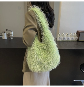 Détail d'un sac à bandoulière en peluche vert clair avec texture douce sur mannequin