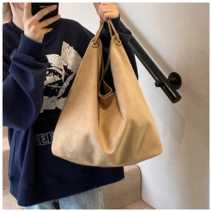 Détail du tissu en daim kaki haut de gamme et du design minimaliste du sac hobo