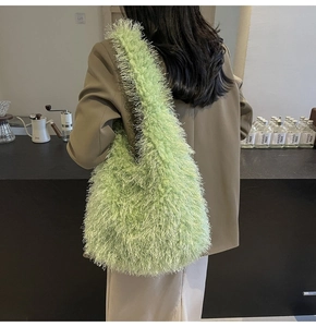 Détail d'un sac à épaule en fausse fourrure vert clair avec une texture douce et poilue
