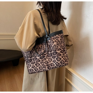 Sac fourre-tout chic à motif léopard porté avec un trench pour un look urbain tendance