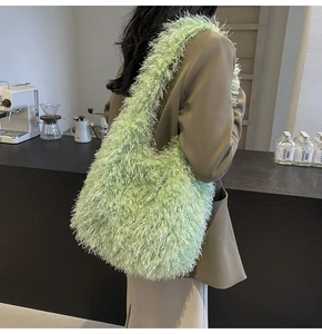 Vue détaillée d'un sac à bandoulière en fausse fourrure vert menthe dans un café