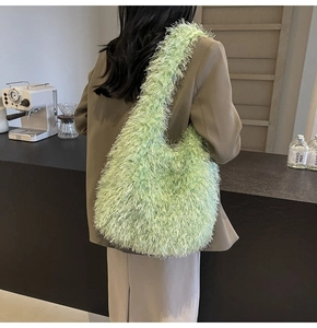 Détail d'un sac cabas en peluche vert clair montrant la texture douce de la fausse fourrure
