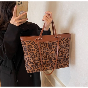 Sac fourre-tout tendance à imprimé léopard avec poignées en cuir marron et boucles