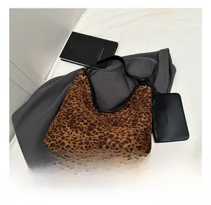Sac hobo imprimé léopard avec bandoulière cuir et petite pochette sur blazer gris