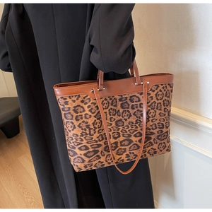 Détail de la bandoulière du sac cabas léopard et des ferrures en métal argenté brillant