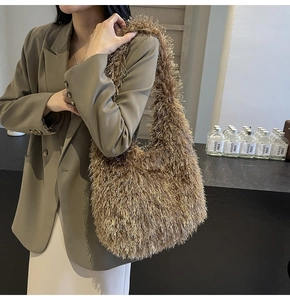 Détail d'un sac à bandoulière en fausse fourrure marron avec de longues franges brillantes