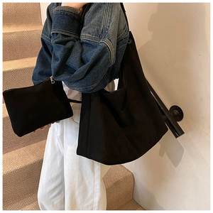 Détail du grand sac cabas noir en tissu dépoli avec pochette zippée assortie