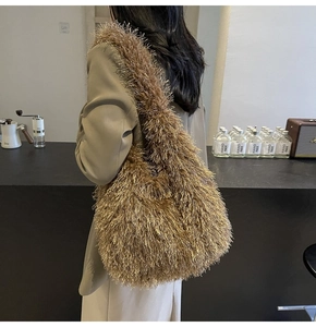Détail du grand sac cabas en peluche marron doré montrant la texture douce des poils
