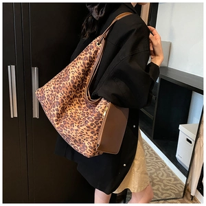 Détail du sac cabas léopard tendance avec bandoulière en cuir brun et pochette assortie